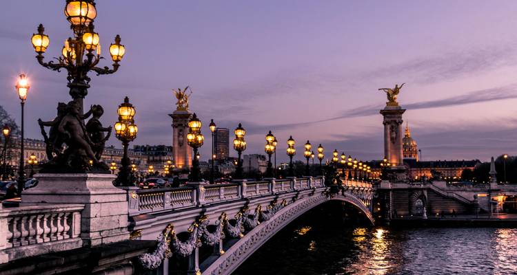 Pont élégant avec des sculptures dorées au crépuscule.