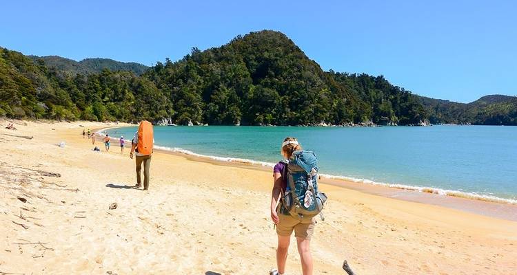 Marcher dans le parc national d'Abel Tasman en Nouvelle- Zélande - Intrepid Travel 1