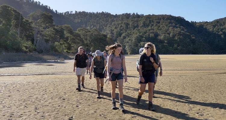 Marcher dans le parc national d'Abel Tasman en Nouvelle- Zélande - Intrepid Travel 2