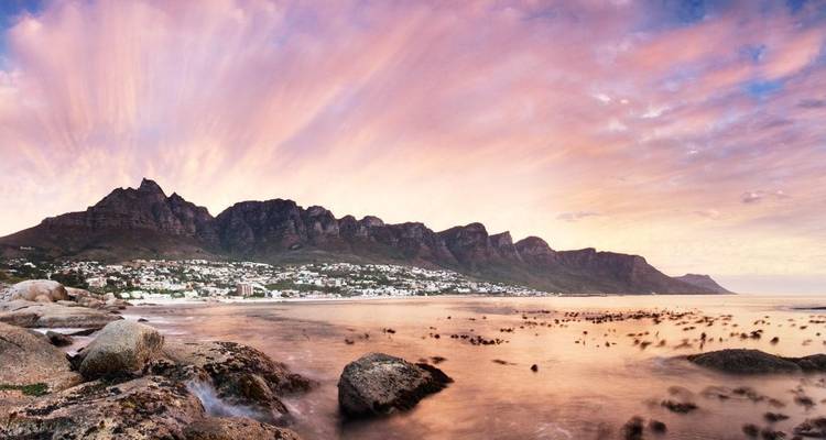 Costa de Ciudad del Cabo con las montañas Doce Apóstoles al atardecer.