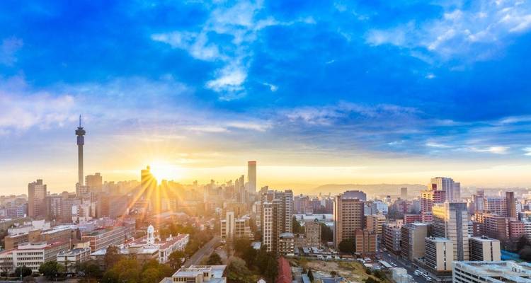 Horizonte de la ciudad de Johannesburgo al amanecer.