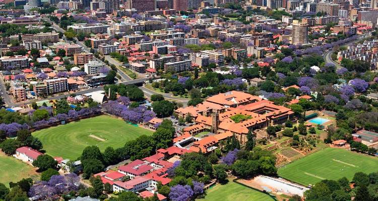 Vista aérea de la ciudad de Pretoria con árboles de jacarandá.