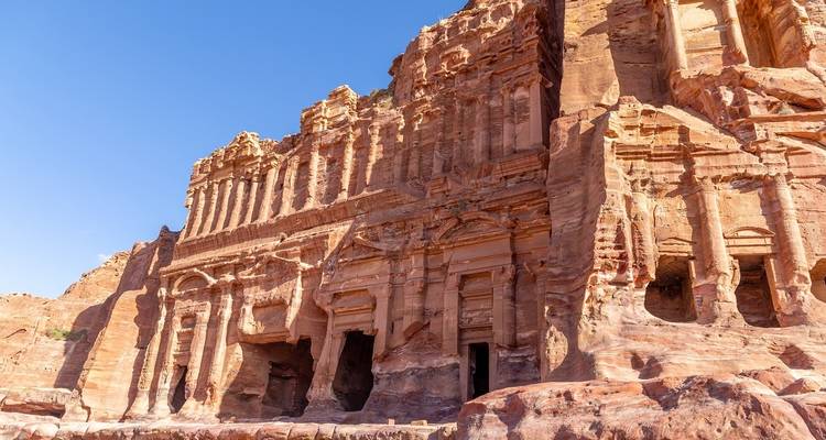 Oude in rots uitgehouwen architectuur