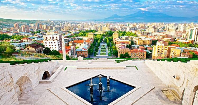 Luftaufnahme von Eriwan mit dem Berg Ararat im Hintergrund