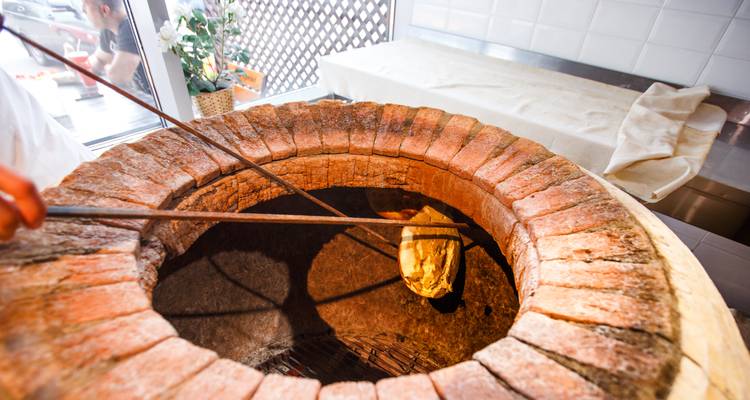 Cuire du pain dans un four tandoor traditionnel.
