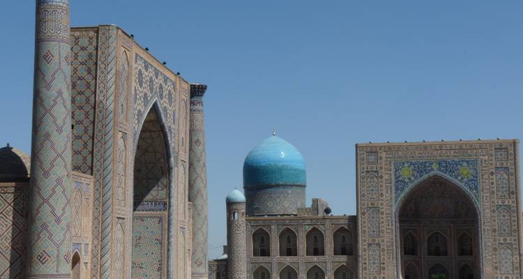 Bâtiments ornés avec des dômes bleus à Samarcande.