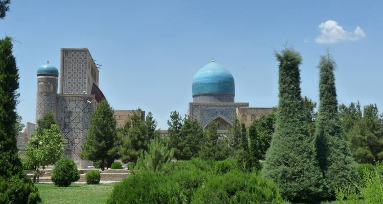 Belle vue des monuments architecturaux de Samarcande depuis un parc.