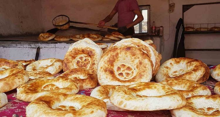 Lokaler Marktstand mit frisch gebackenem Brot, das zubereitet wird.