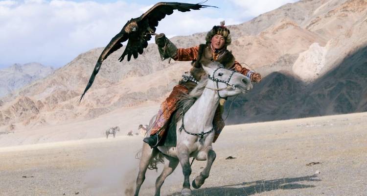Cavalier avec aigle dans une pose dynamique à cheval.