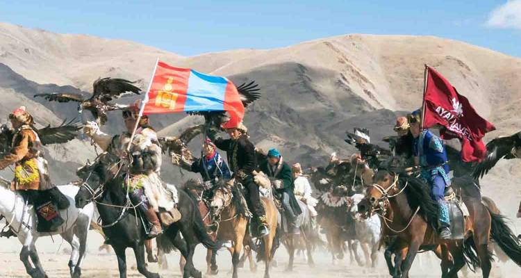 Grupo de jinetes con banderas en acción.