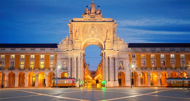 Arc de la Rua Augusta à Lisbonne la nuit