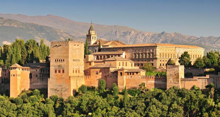Le palais de l'Alhambra avec les montagnes de la Sierra Nevada en arrière-plan.