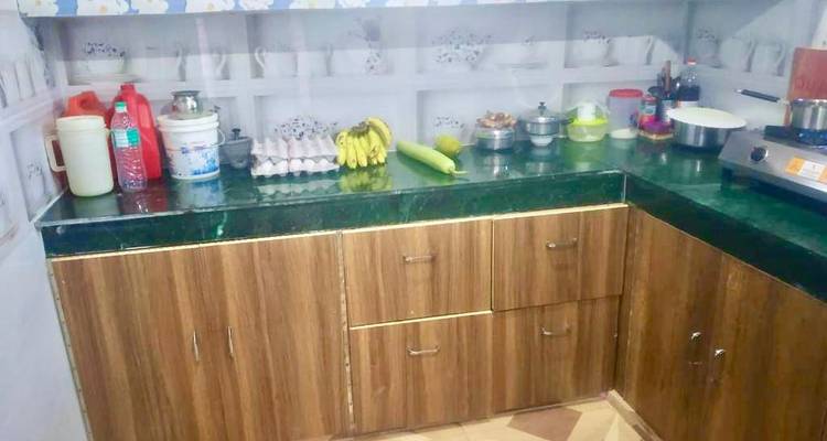 Kücheninnenraum mit verschiedenen Gegenständen auf der Arbeitsplatte.