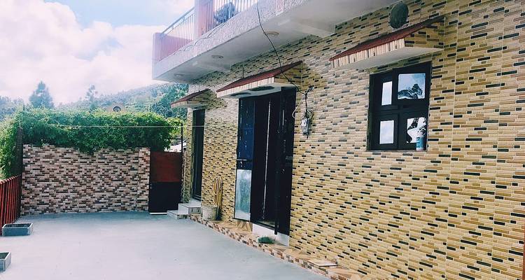 Außenansicht eines Gebäudes mit gefliesten Wänden.