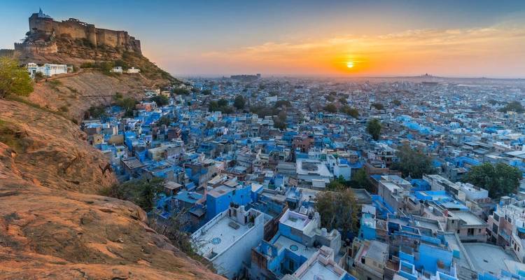 Ville de Jodhpur au coucher du soleil avec le fort de Mehrangarh.