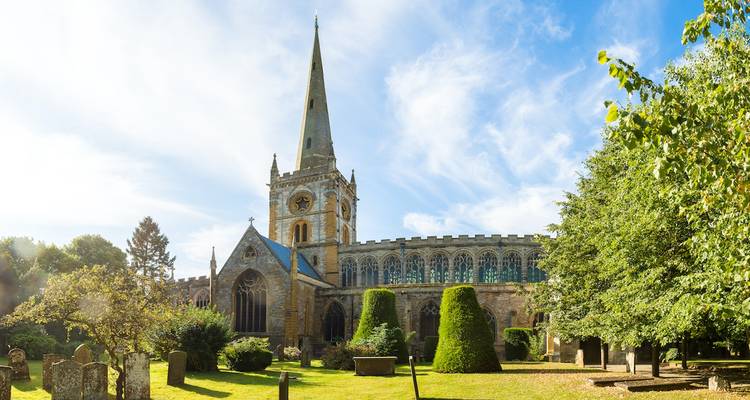 Sint-Mariakerk in een pittoreske tuinomgeving, waarschijnlijk in Ludlow, Engeland.