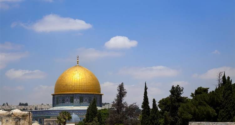 La Cúpula de la Roca con un fondo de cielo azul.