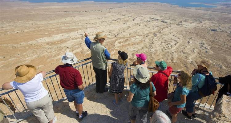 Touristen, die die Aussicht von Masada betrachten.