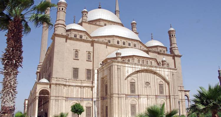 Außenansicht der großartigen Muhammad-Ali-Moschee in der Zitadelle von Kairo unter klarem blauen Himmel.