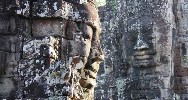 Close-up van stenen gezichten bij Angkor Thom.