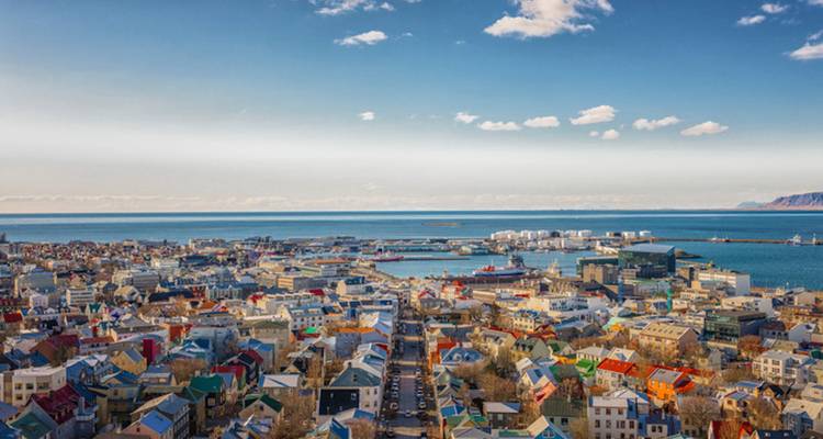 Vue aérienne d'une ville côtière colorée.