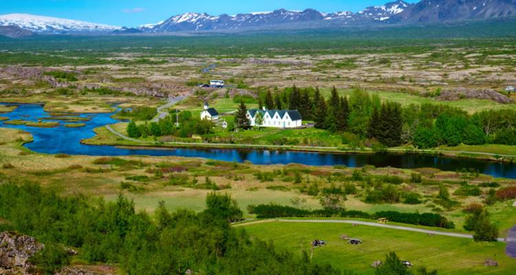 Vue panoramique d'un paysage rural avec des montagnes en arrière-plan.
