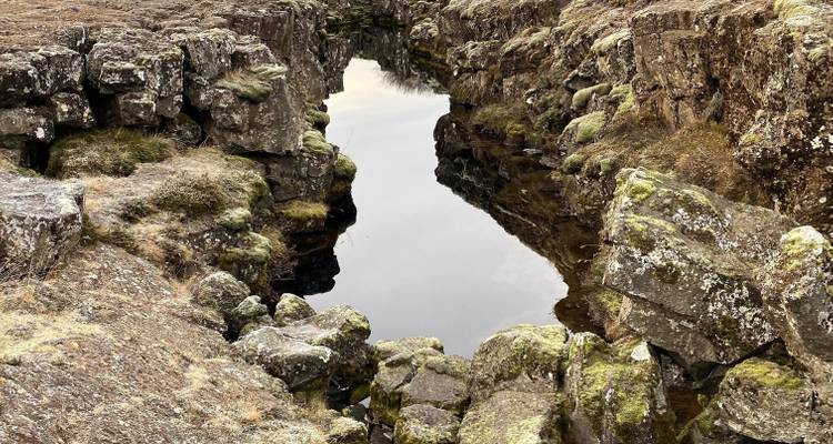 Paysage rocheux avec un petit bassin d'eau.