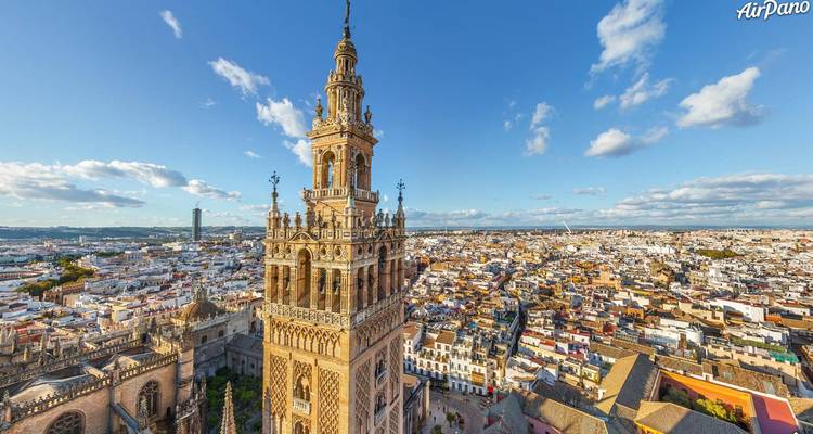 Een panoramisch stadsgezicht met een hoge toren op de voorgrond.