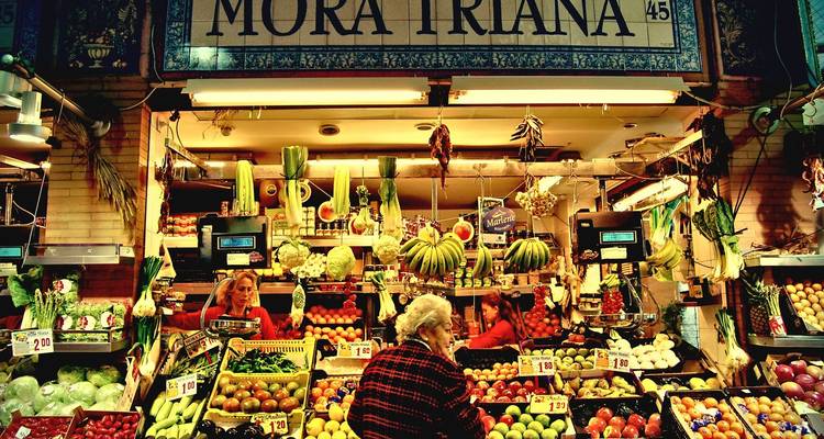 Una escena bulliciosa de mercado con productos frescos y vendedores locales.