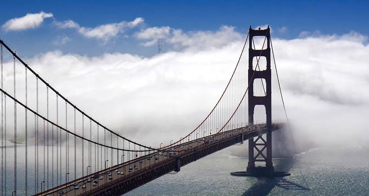El icónico Puente Golden Gate emergiendo a través de la niebla costera sobre la bahía