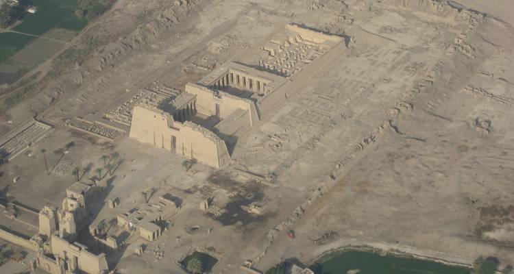 Luchtfoto van een oud tempelcomplex in een woestijnomgeving.