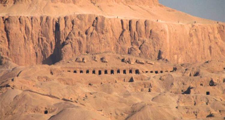 Rotsformaties met ingangen van oude graven.