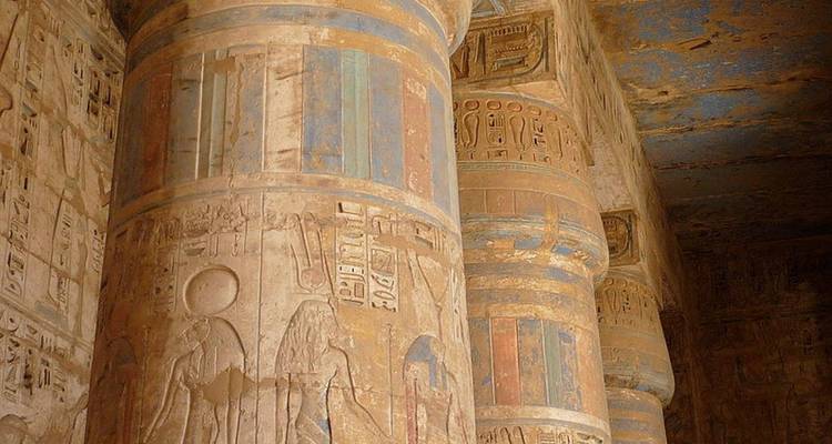 Kleurrijke oude Egyptische zuilen met hiërogliefen.