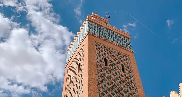 Una torre tradicional marroquí contra un cielo azul