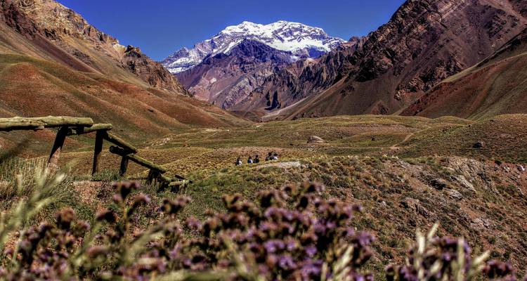 Vue d'un paysage montagneux avec un ciel dégagé.