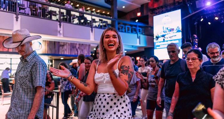 Des gens qui dansent et profitent de la musique dans une atmosphère animée.