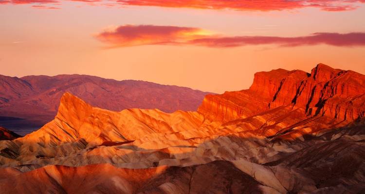 Een prachtig landschap van kleurrijke rotsformaties onder een levendige hemel.