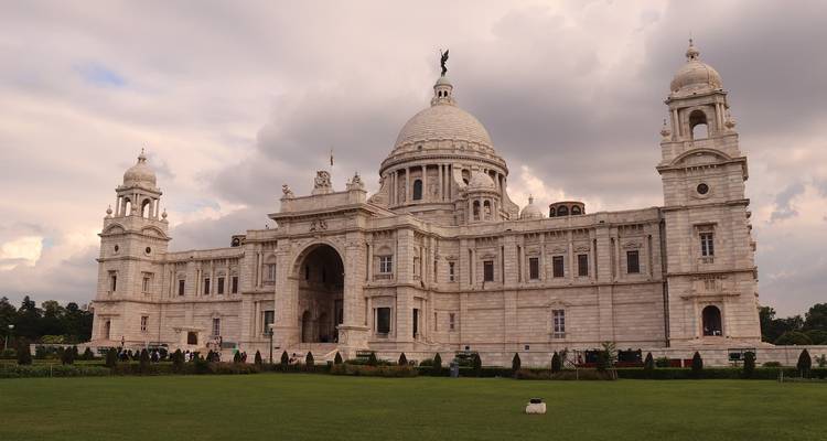 Victoria Memorial Gebäude mit üppig grüner Umgebung.