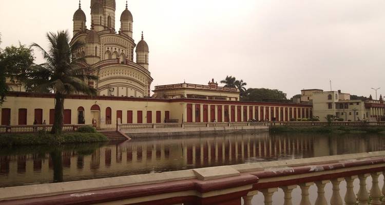 Dakshineswar Kali Tempel mit einer Spiegelung im Fluss.