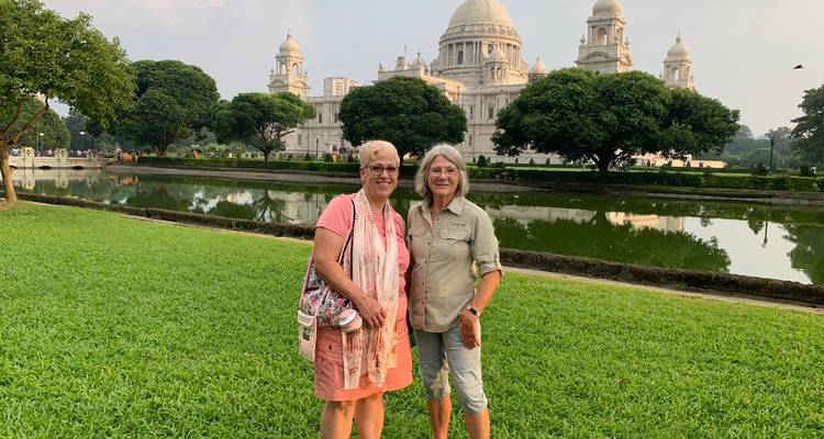 Zwei Frauen posieren vor dem Victoria Memorial in Kalkutta.