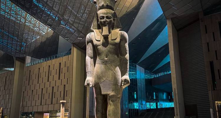 Estatua de un faraón egipcio en un museo