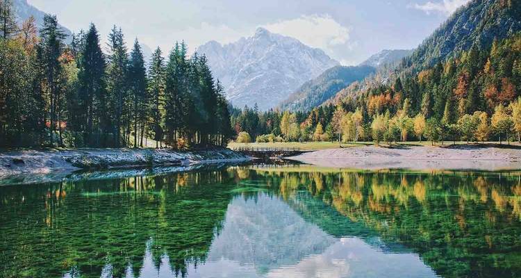 Lac de montagne avec le reflet des sommets environnants.