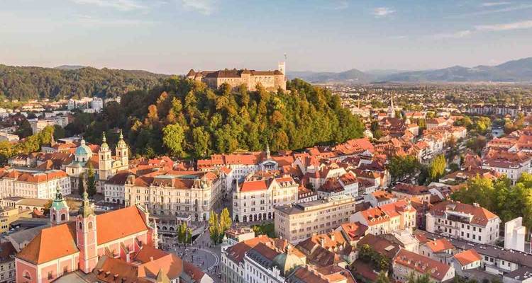 Paysage urbain de Ljubljana avec un château sur une colline.