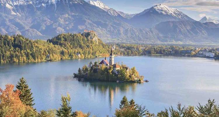 Lac de Bled avec une île et une église.