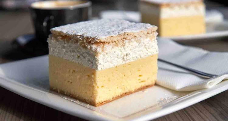 Délicieux dessert de pâtisserie feuilletée sur une assiette.