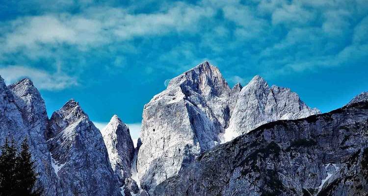 Pics spectaculaires d'une chaîne de montagnes escarpée.