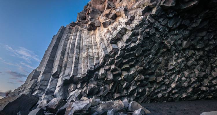 Basaltsäulen an einem berühmten isländischen Strand.