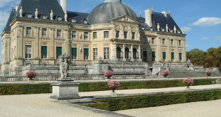 Schloss Vaux-le-Vicomte mit Gärten und Skulpturen.