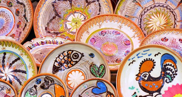 Platos artesanales coloridos con diseños artísticos.