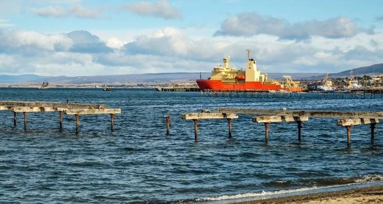 Ein Hafen mit einem großen Industrieschiff am Kai.